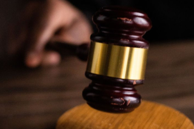 Leharapta a felesége ujját egy féltékeny kamionos – jogerős ítélet született Leharapta a felesége ujját egy féltékeny kamionos – jogerős ítélet született