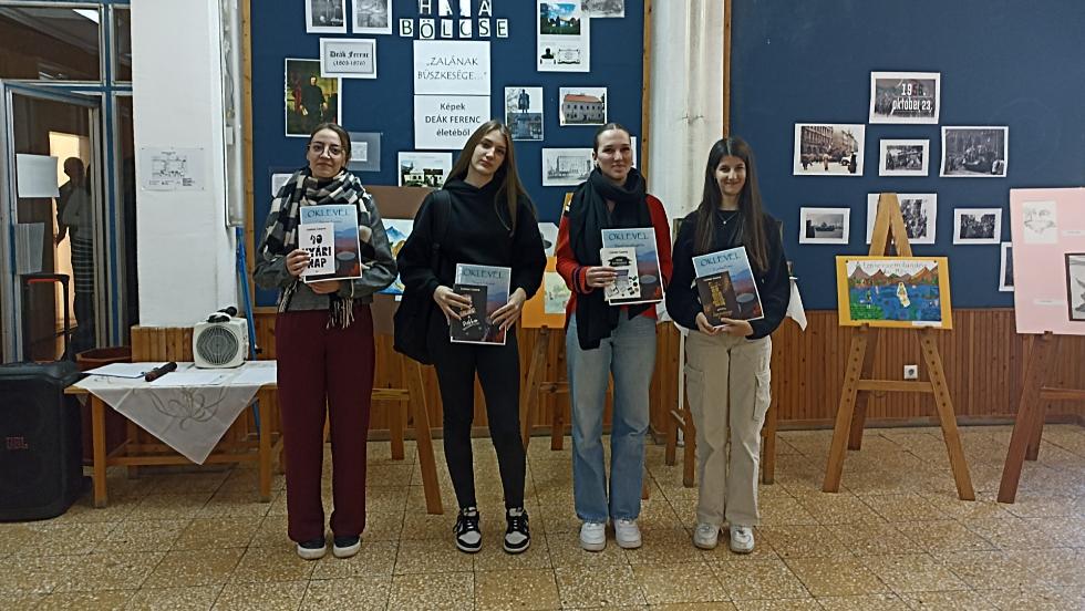 Illusztrcikban elevenedett meg Jkai vilga – djtad a Dek Ferenc Technikumban 