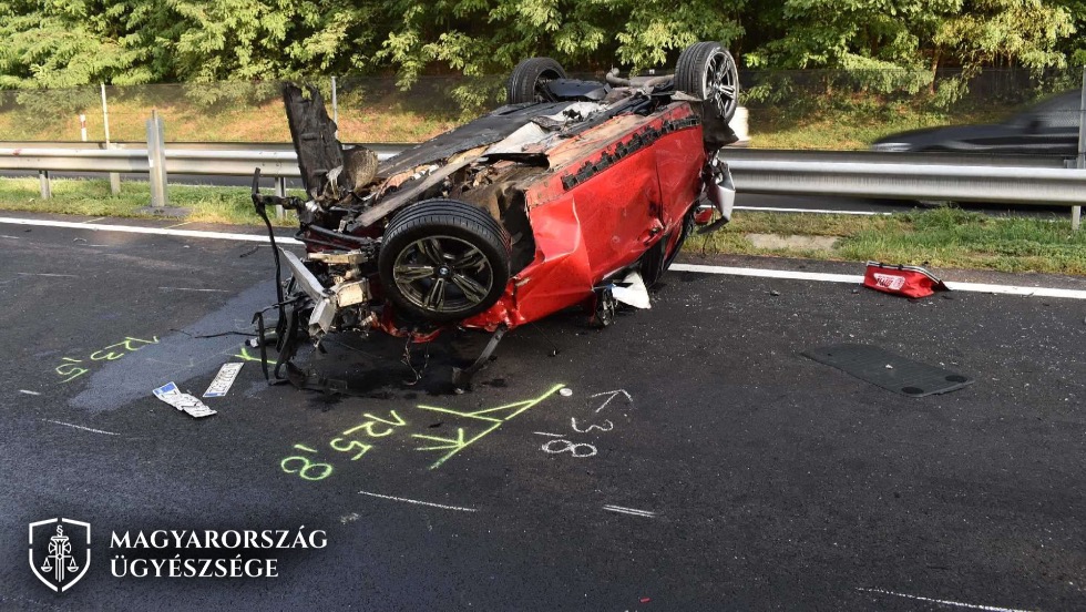 Ittas sofr „hagyta el” a gpkocsi motorjt az autplyn