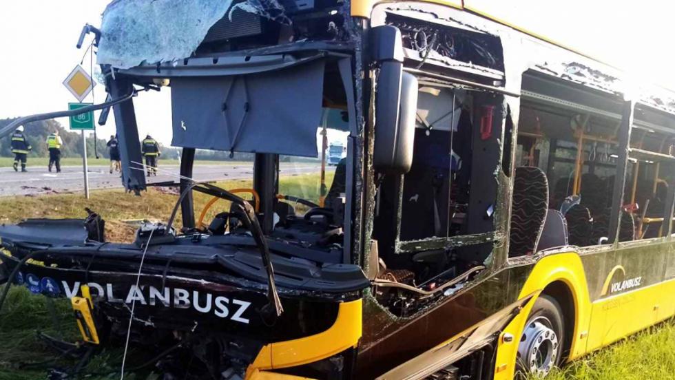 Busz és kamion ütközött a 86-os főút zalai szakaszán, a buszsofőr súlyosan megsérült Busz és kamion ütközött a 86-os főút zalai szakaszán, a buszsofőr súlyosan megsérült