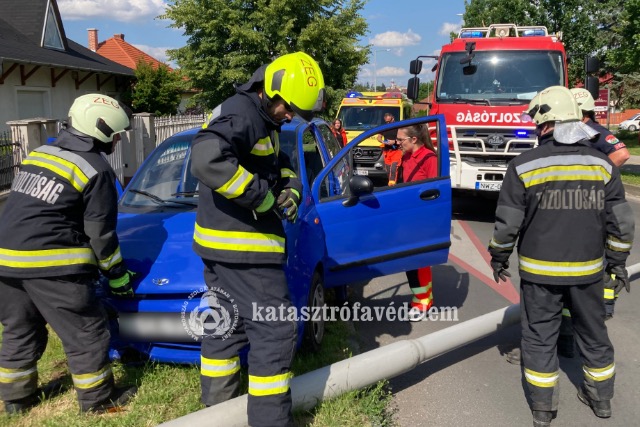 Villanyoszlopnak hajtott egy aut� Zalaegerszegen