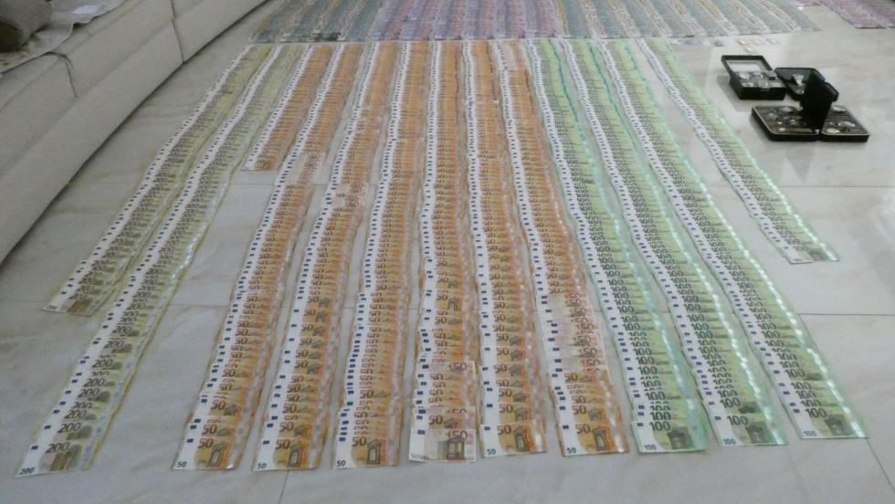 Szmlagyr, luxusautk, kszpnzhegyek – Bnszervezetet szmolt fel a NAV