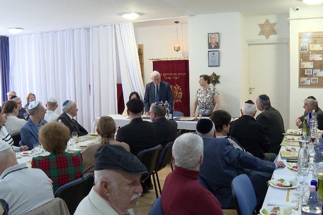 �nnepeltek a zsid� hitk�zs�g tagjai