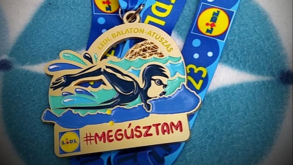 Több mint tízezren vágtak neki a 41. Lidl Balaton-átúszásnak, köztük a Zalatriatlon versenyzői is Több mint tízezren vágtak neki a 41. Lidl Balaton-átúszásnak, köztük a Zalatriatlon versenyzői is