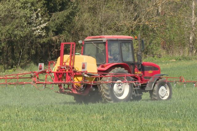 Tavaszi munk�k a sz�nt�f�ldeken 