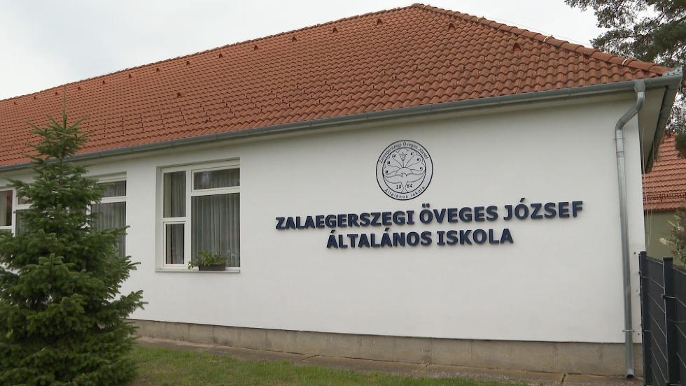 Megszépült az Öveges József Általános Iskola közösségi tere Megszépült az Öveges József Általános Iskola közösségi tere