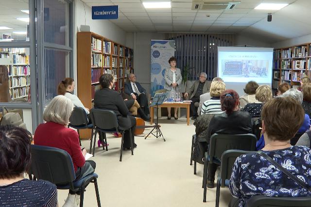 Hangosk�nyv-bemutat� Hartmann Mikl�s reg�ny�b�l