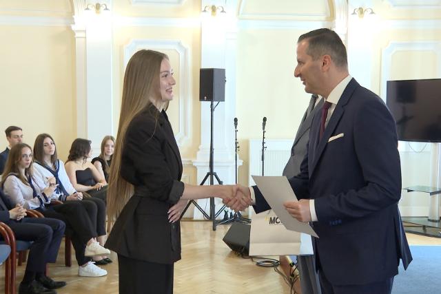 A végzős diákokat méltatták A végzős diákokat méltatták