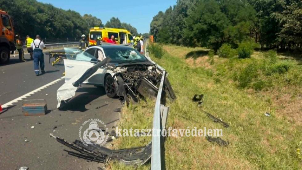 Súlyos baleset az M7-es zalai szakaszán, egy gyermek életveszélyesen megsérült – Frissítve Súlyos baleset az M7-es zalai szakaszán, egy gyermek életveszélyesen megsérült – Frissítve