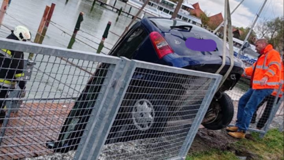Tragédia történt a Balatonnál: autót nyelt el a hullámsír Tragédia történt a Balatonnál: autót nyelt el a hullámsír