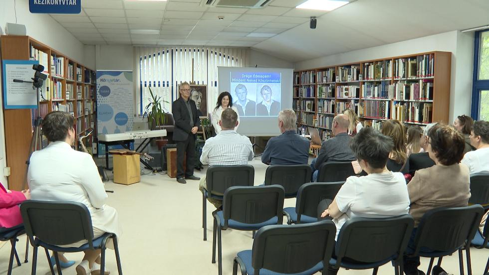 „Dobverőtől az ecsetig” – Tárlat nyílt a József Attila könyvtárban „Dobverőtől az ecsetig” – Tárlat nyílt a József Attila könyvtárban