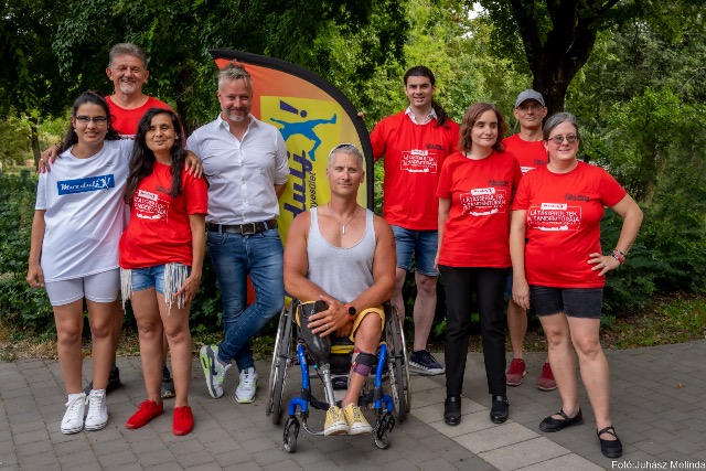 Retro hangulat� tandemt�ra a Balaton k�r�l, ahol �sszefon�dik a kult�ra �s a sport az es�lyegyenl�s�g jegy�ben