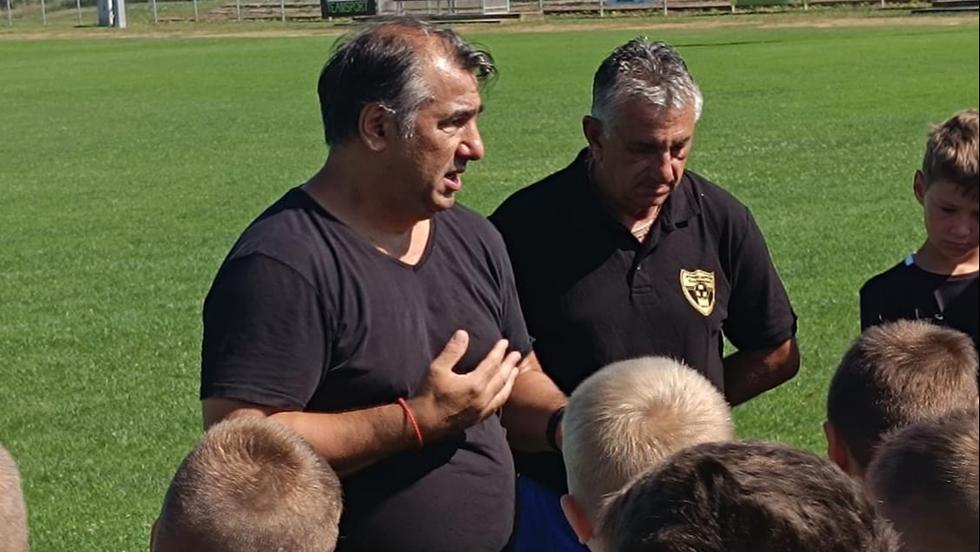 Krmenden tartott edzst fiatal labdargknak Pisont Istvn