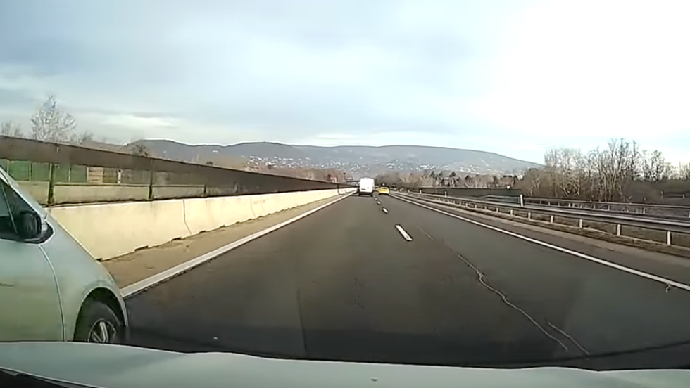 Hajmeresztő, hogy mit művelt egy Mercedes-sofőr az M7-esen Hajmeresztő, hogy mit művelt egy Mercedes-sofőr az M7-esen