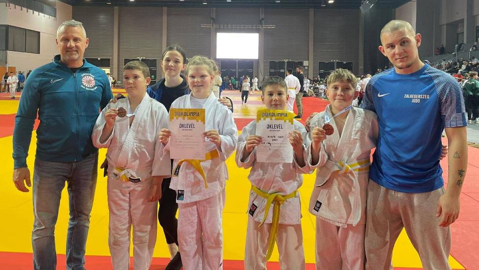 Kilenc érem Győrből – eredményes zalaegerszegi szereplés a diákolimpiai döntőn
Kilenc érem Győrből – eredményes zalaegerszegi szereplés a diákolimpiai döntőn