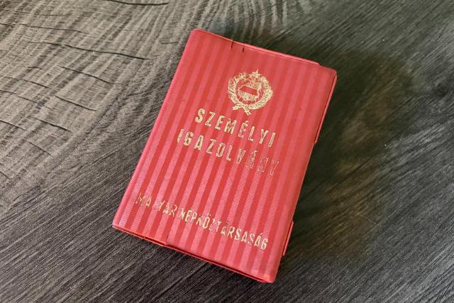 R�gi, k�nyv form�tum� szem�lyi igazolv�nya van id�s hozz�tartoz�j�nak? Seg�tsen a cser�ben!