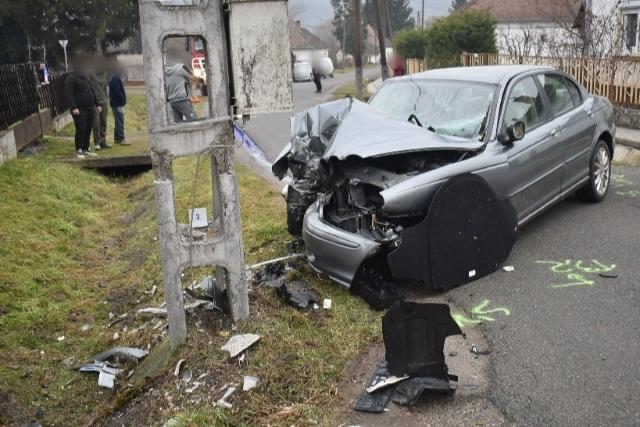 Ittasan, jogsi n�lk�l vezetett – betonoszlopnak hajtott Als�nemesap�tiban