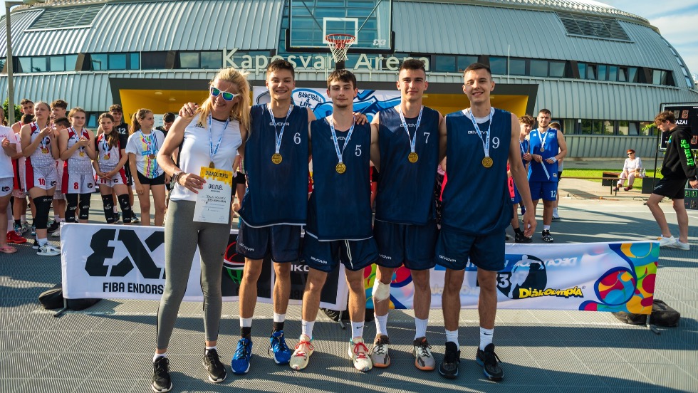Diákolimpiai bajnok a Kölcsey-gimnázium 3x3-as kosárlabdacsapata Diákolimpiai bajnok a Kölcsey-gimnázium 3x3-as kosárlabdacsapata