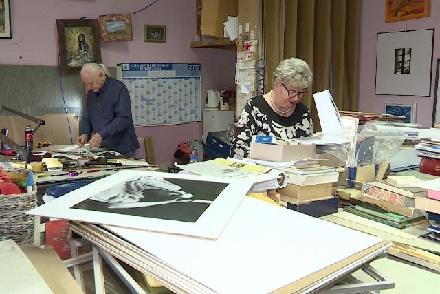 K�nyvk�t�szet �s k�pkeretez�s – a Balog h�zasp�r szakm�i ma m�r ritkas�gnak sz�m�tanak