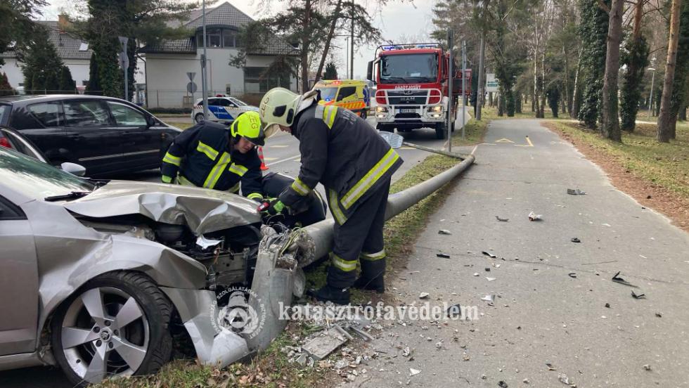Lmpaoszlopnak tkztt egy aut Zalaegerszegen – Frisstve