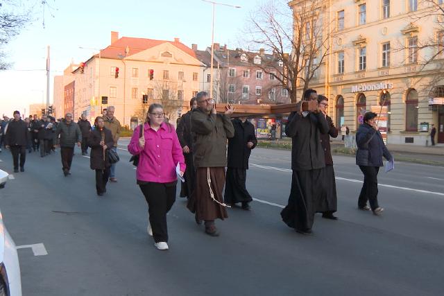 Kereszt�ton – F�kly�smenet a Mindszenty t�rt�l a K�lv�ri�ig 