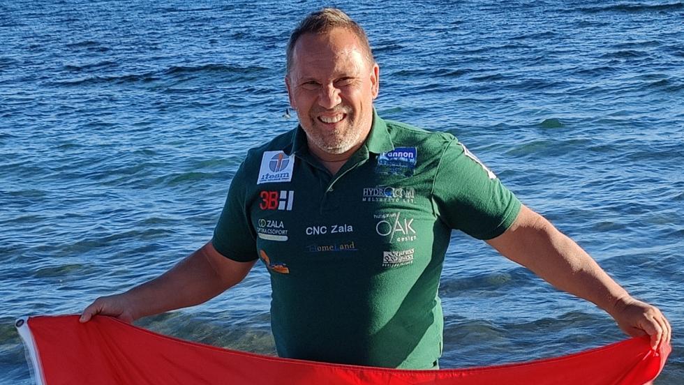 Mnyoki Attila els magyarknt tszta a Taupo-tavat