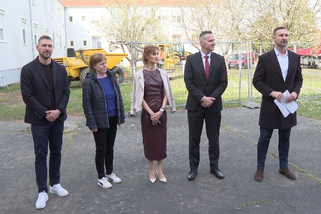 Meg�jul a Zalaegerszegi Gondoz�si K�zpont Id�sek Otthon�nak h�ts� udvara