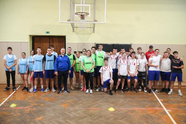 Rendhagyó testnevelésóra Kovács Saroltával a Ganz Technikumban
 Rendhagyó testnevelésóra Kovács Saroltával a Ganz Technikumban