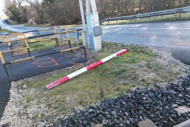 A tilos jelz�s ellen�re kereszt�lhajtott a s�neken –�elj�r�st ind�tottak a zalaegerszegi rend�r�k