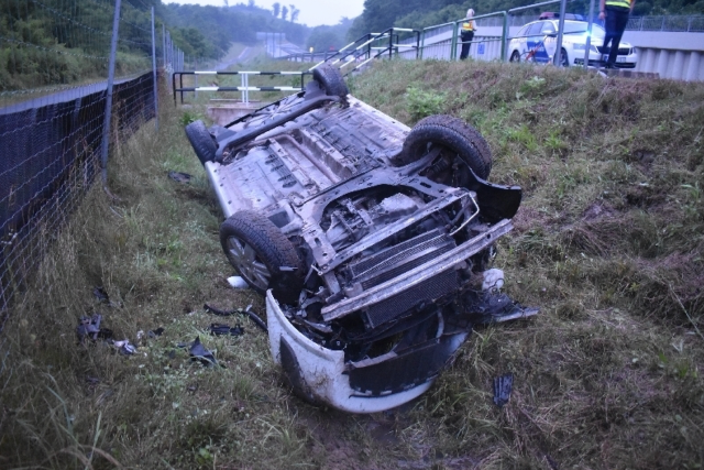 Megcs�szott a nedves �ton, majd az �rokban k�t�tt ki egy aut� Zalaegerszegn�l�