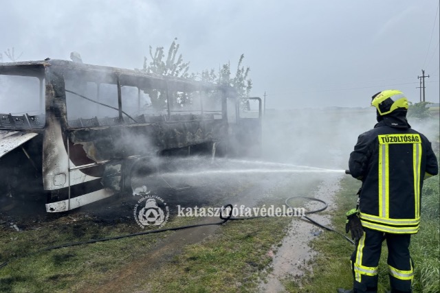 Kigyulladt �s teljesen ki�gett egy busz Zal�ban
