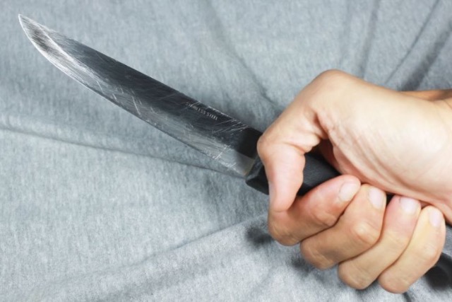 K�ssel fenyeget�z�tt egy f�rfi a zalaegerszegi vend�gl�t�helyen