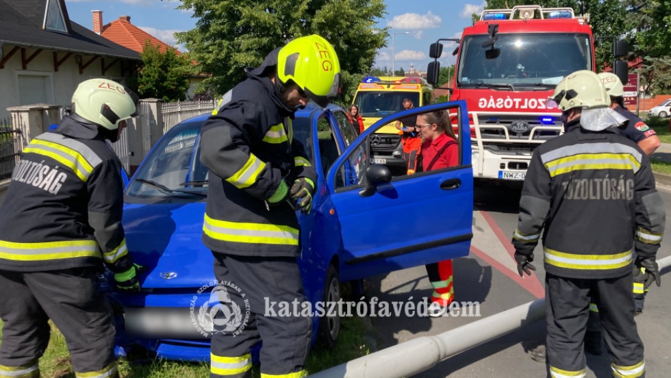 Villanyoszlopnak hajtott egy autó Zalaegerszegen Villanyoszlopnak hajtott egy autó Zalaegerszegen