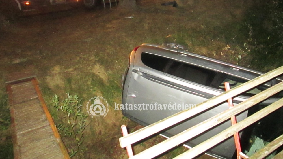Villanyoszlopnak ütközött, aztán a közeli tóban állt meg egy autó Galambokon Villanyoszlopnak ütközött, aztán a közeli tóban állt meg egy autó Galambokon