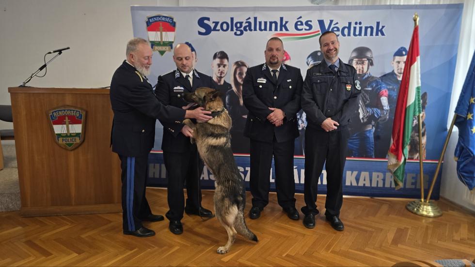 Kiemelked munkjukrt jutalmaztk a zalai rendrket – Charlie is elismerst kapott