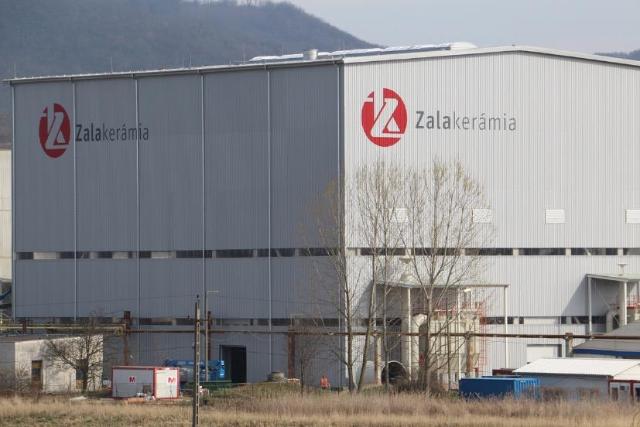 �j tulajdonossal indult �jra a termel�s az egykori Zalaker�mia-gy�rban T�fejen