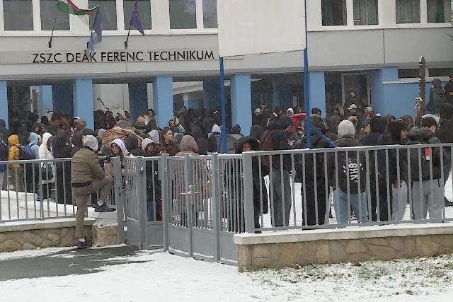 Bef�ttes�vegben elhelyezett anyag miatt t�bben is rosszul lettek a De�k Ferenc Technikumban, nyomoz�s indult – Friss�tve