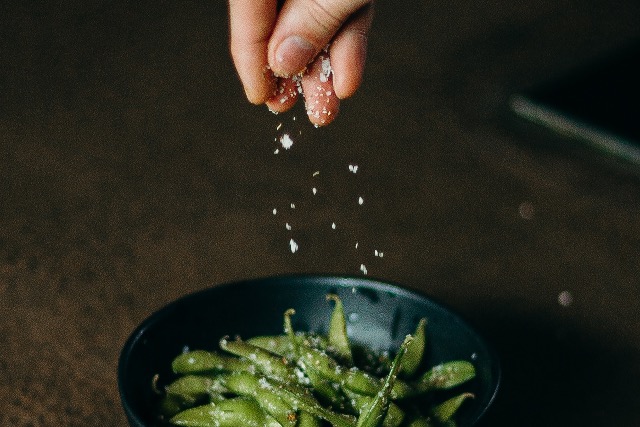 A keze �s a l�ba is jelezheti, ha t�l sok s�t fogyaszt