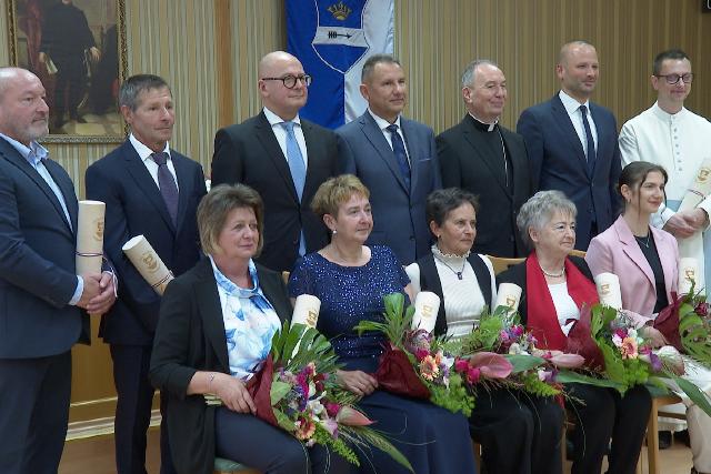 D�j�tad�s – �nnepi �l�s a v�rmegyeh�z�n 