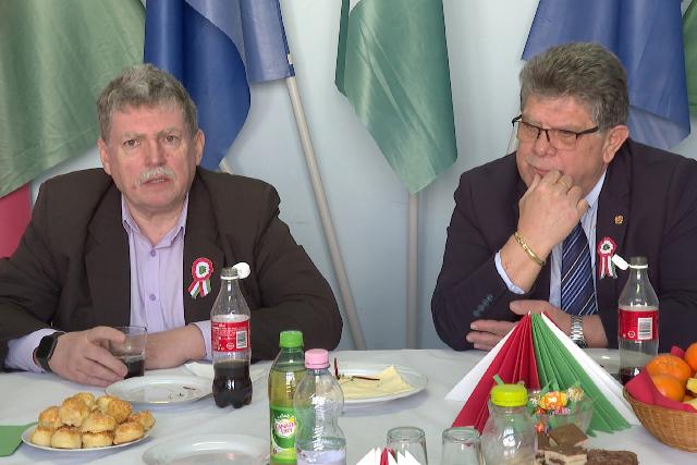 Sajt�reggelire v�rt�k az �js�g�r�kat az MSZP helyi irod�j�ba