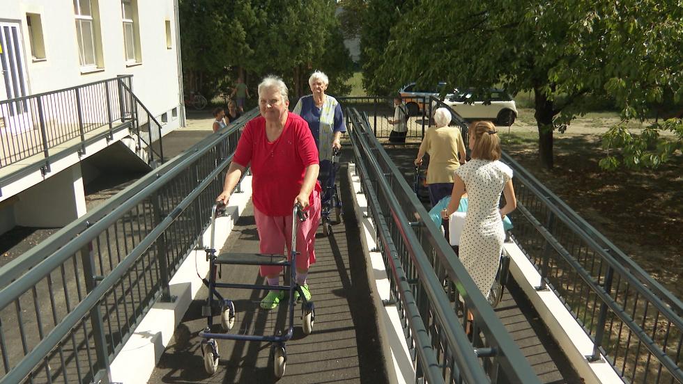 Nagyobb szabadság az időseknek – elkészült a rámpa Nagyobb szabadság az időseknek – elkészült a rámpa
