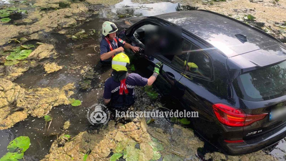 A Hévízi-tó kifolyójába csúszott egy autó A Hévízi-tó kifolyójába csúszott egy autó
