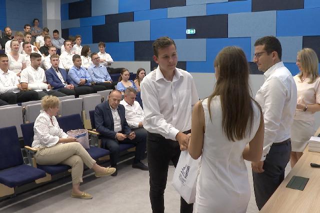 Oklevelet kaptak az egyetemi előkészítőt végzett diákok Oklevelet kaptak az egyetemi előkészítőt végzett diákok