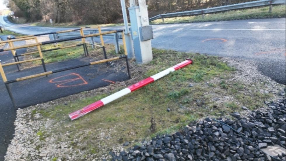 A tilos jelzés ellenére keresztülhajtott a síneken – eljárást indítottak a zalaegerszegi rendőrök A tilos jelzés ellenére keresztülhajtott a síneken – eljárást indítottak a zalaegerszegi rendőrök