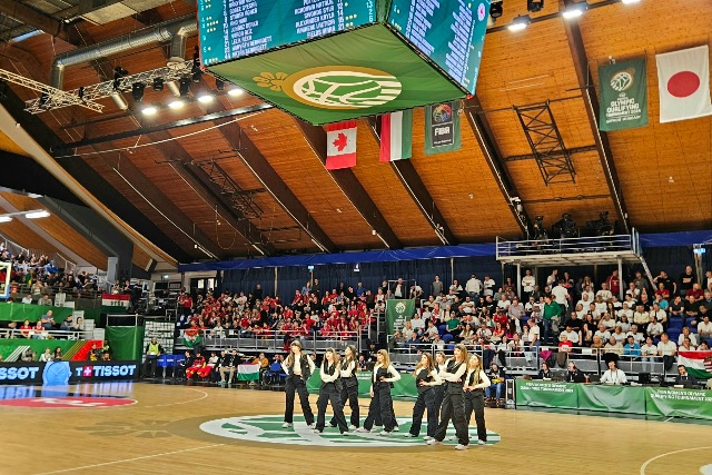 Zalaegerszegi táncosok léptek fel a női kosárlabda olimpiai selejtezőn Zalaegerszegi táncosok léptek fel a női kosárlabda olimpiai selejtezőn