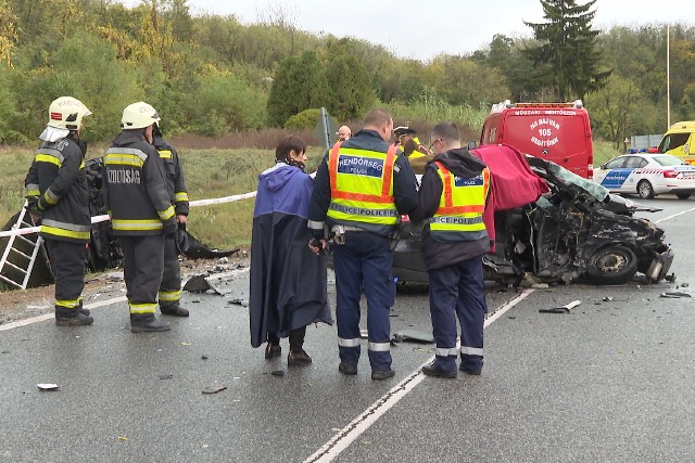 Tragédia a 76-os főúton: hárman vesztették életüket a balesetben Tragédia a 76-os főúton: hárman vesztették életüket a balesetben