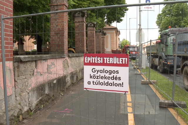 Elkezdték a Zrínyi-gimnázium kerítésének felújítását Elkezdték a Zrínyi-gimnázium kerítésének felújítását
