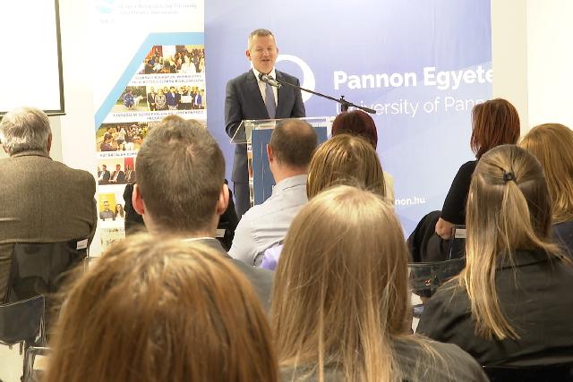 Tiszt�j�t�s – K�zgazd�sz d�lut�n az egyetemi k�zpontban