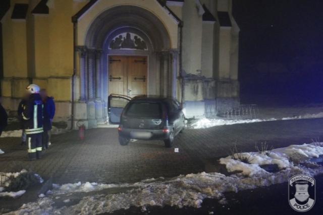 Templom fal�nak �tk�z�tt egy aut� Zal�ban