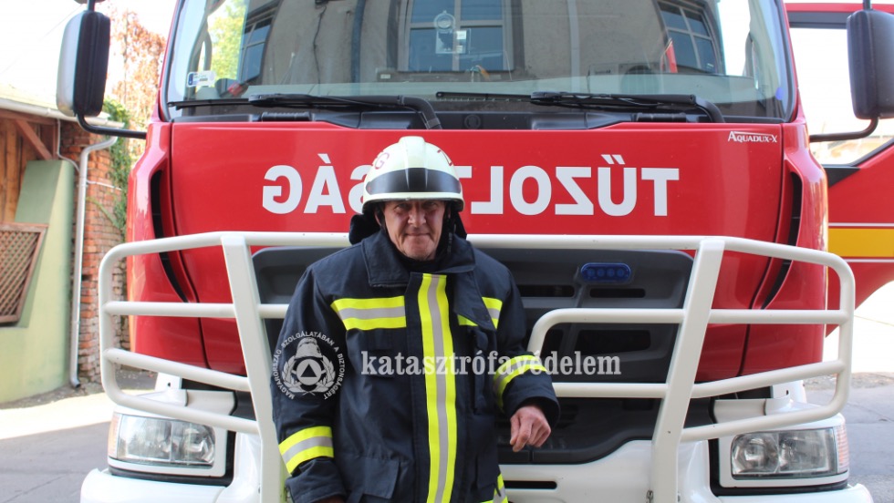 Több mint harminc éve van a pályán a zalaegerszegi tűzoltó főtörzsőrmester, Szekeres Péter Több mint harminc éve van a pályán a zalaegerszegi tűzoltó főtörzsőrmester, Szekeres Péter